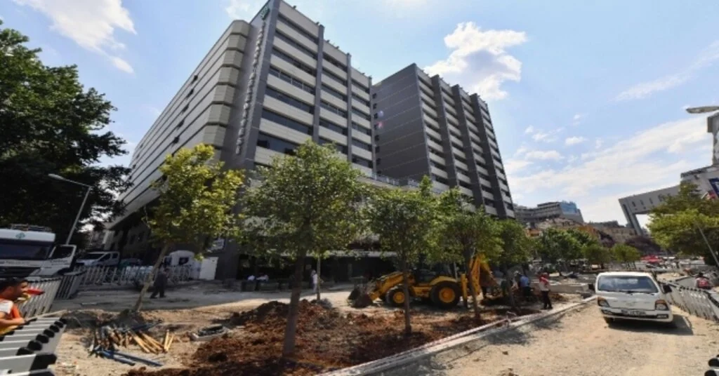 Kızılayın En Büyük Yaya Bölgesi Olarak Bilinen Sakarya Caddesinde Kaldırım, Bakım Ve Onarım Çalışmaları Tüm Hızıyla Devam Ediyor