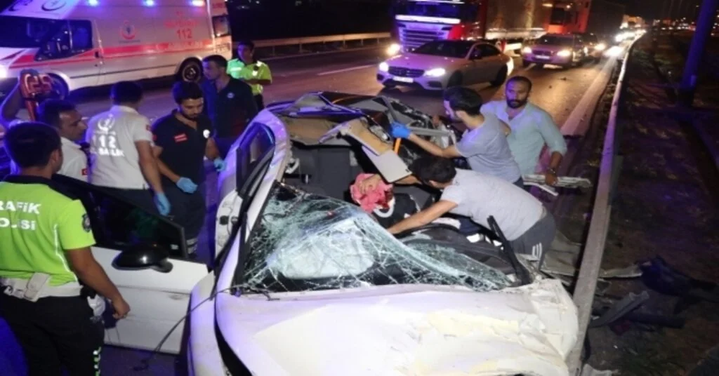 Kocaeli Temde Makas Atan Otomobil Tıra Arkadan Çarptı: 2 Ağır Yaralı
