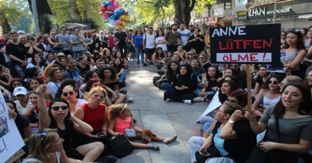 Kocaelide Kızının Gözleri Önünde Öldürülen Emine Bulut İçin Gösteri Düzenlendi