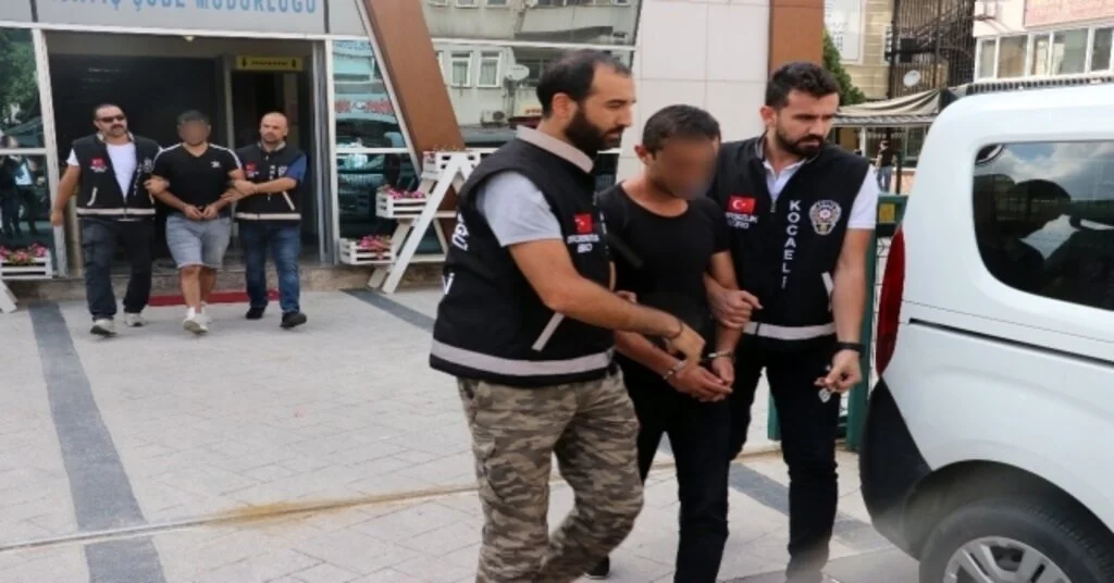 Kocaelide Marketten 40 Bin Tllik Sigara Ve Kuru Yemiş Çalan 3 Şahıs Yakalandı