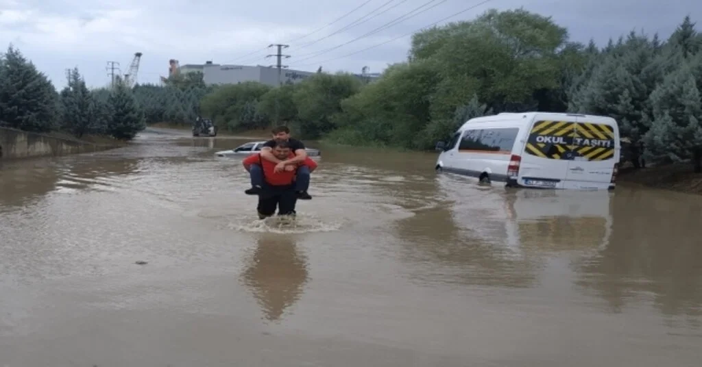 Kocaelide Selden Etkilenenlerin İmdadına Belediye Ekipleri Koştu