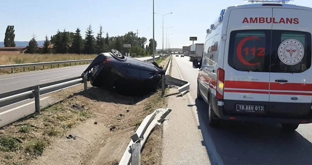 Kontrolden çıkan  otomobil devrildi:2 yaralı 