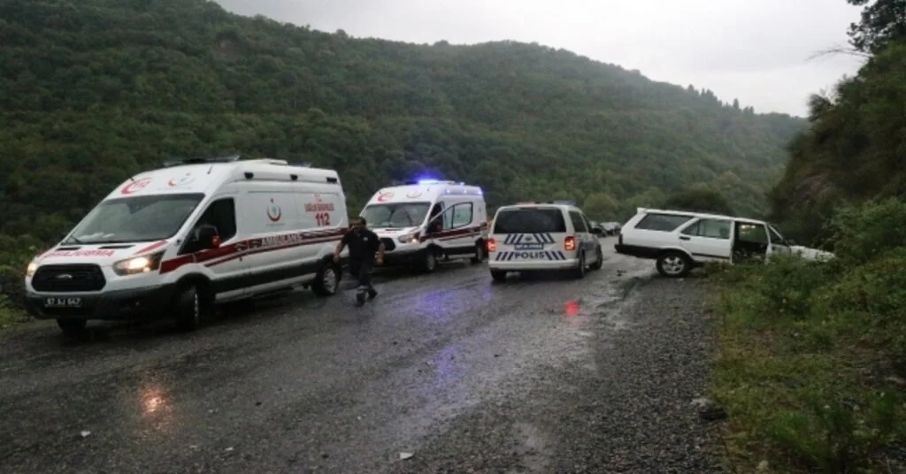 Kontrolden Çıkan Otomobil Yol Kenarındaki Kayalıklara Çarptı: 2 Yaralı