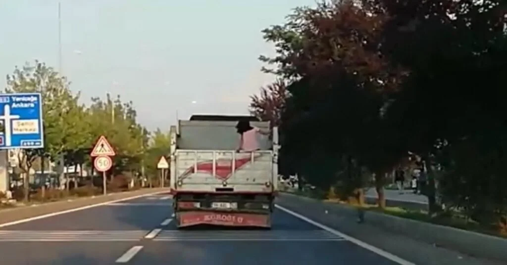 Küçük Kızın Kamyon Kasasında Tehlikeli Yolculuğu