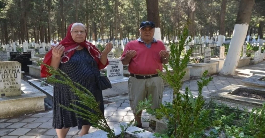 Kuşadasında Mezarlıklar Ziyaretçi Akınına Uğradı