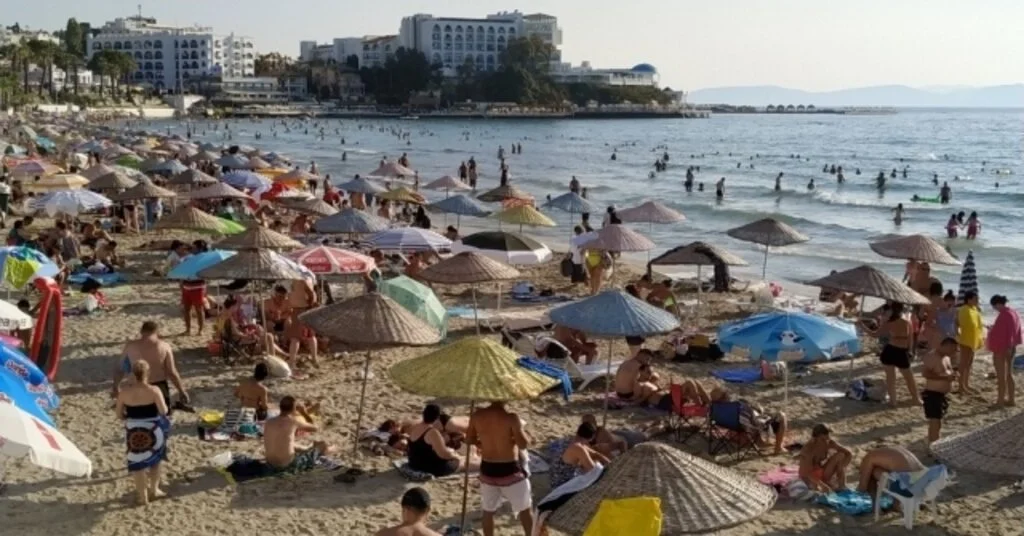 Kuşadasında Sıcaktan Bunalan Plaja Koştu