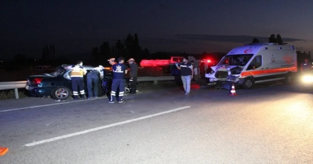 Kütahyada Ambulans İle İki Otomobil Çarpıştı: 2 Ölü, 5 Yaralı