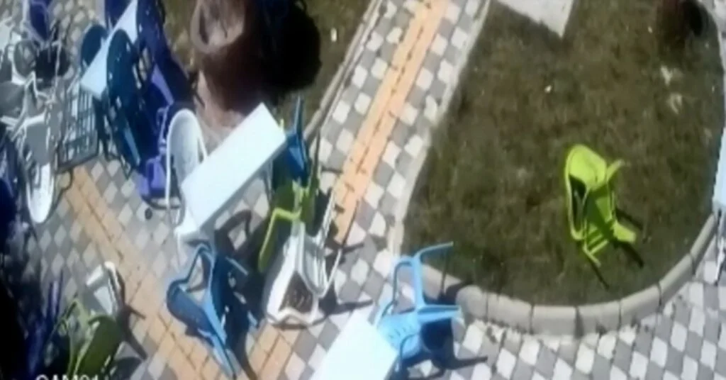 Kütahyada Şiddetli Rüzgar Ve Hortum Hasara Yol Açtı