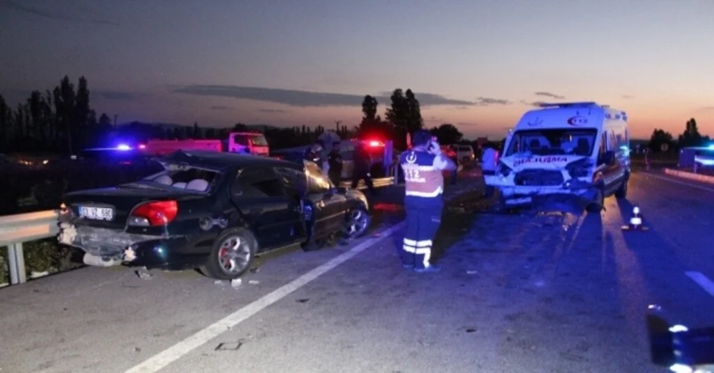 Kütahyada Zincirleme Trafik Kazası: 3 Ölü, 4 Yaralı