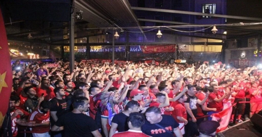 Liverpoollu Taraftarlar Maç Öncesi İstanbulda Doyasıya Eğlendi