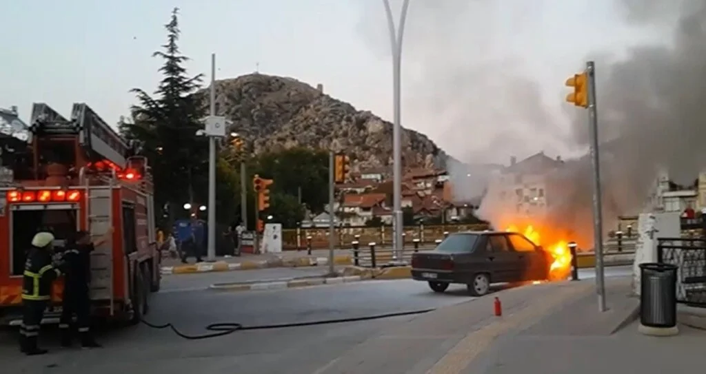 LPG'li otomobilin köprü üzerindeki yangını korkuttu