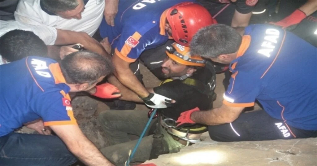 Mağarada Mahsur Kalan Tv Ekibi 6 Saatlik Çalışmayla Kurtarıldı