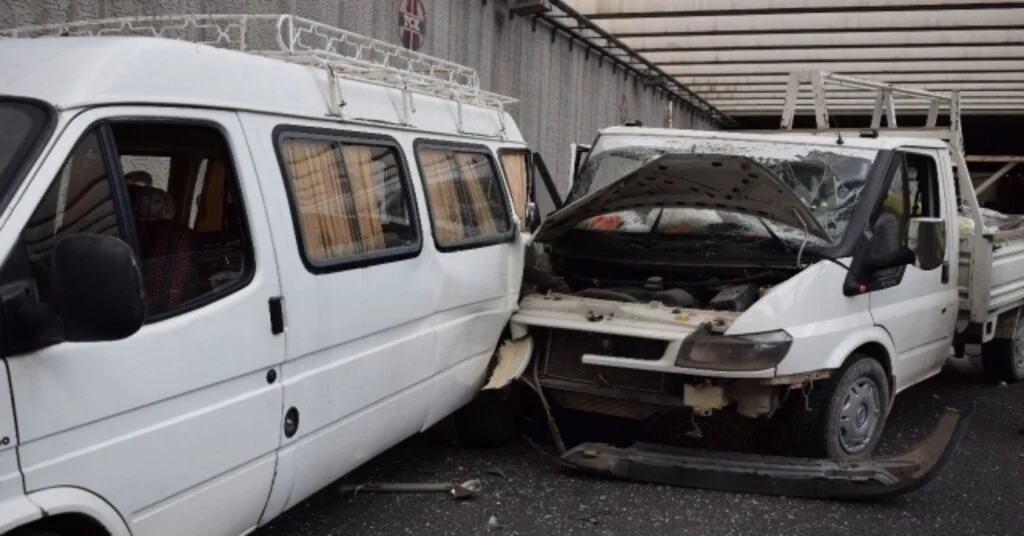 Malatyada Kamyonet Minibüse Çarptı: 2 Yaralı