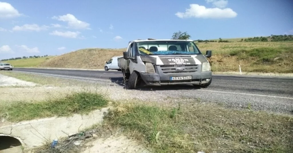 Manisada Süt Toplama Aracı İle Otomobil Çarpıştı: 4 Yaralı