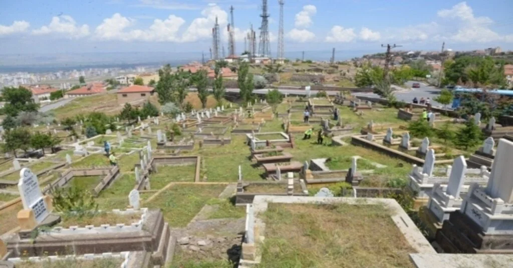 Melikgazide Mezarlıklar Bayram Ziyaretine Hazırlanıyor