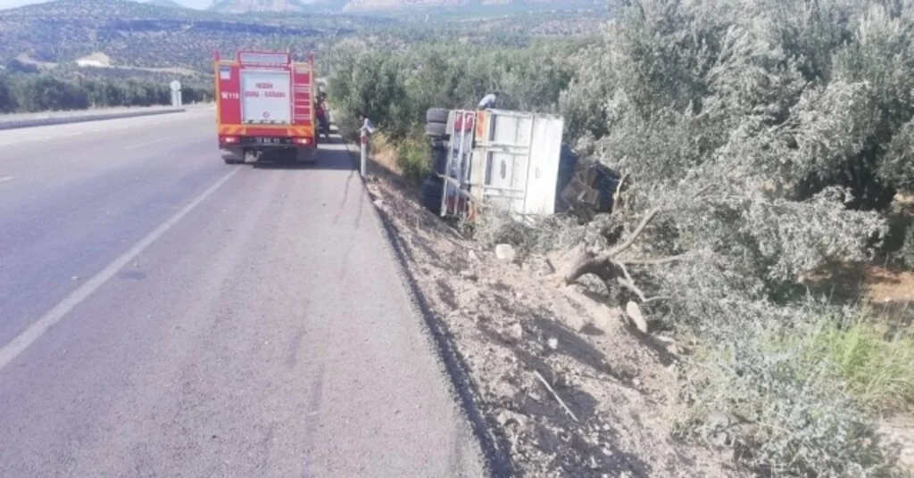 Mersinde Üzüm Yüklü Kamyon Devrildi: 1 Yaralı