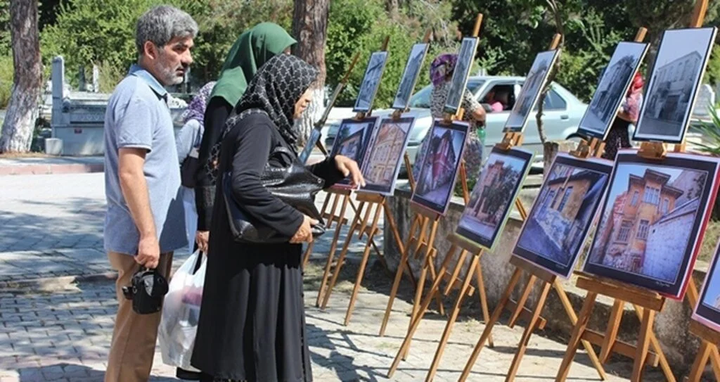 Mezarlıkta 'Ağlayan Evler' fotoğraf sergisi