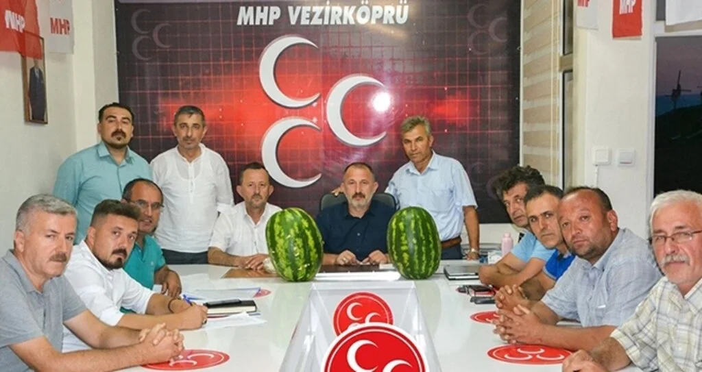 MHP'liler 'karpuz yiyerek' üreticilere destek oldu