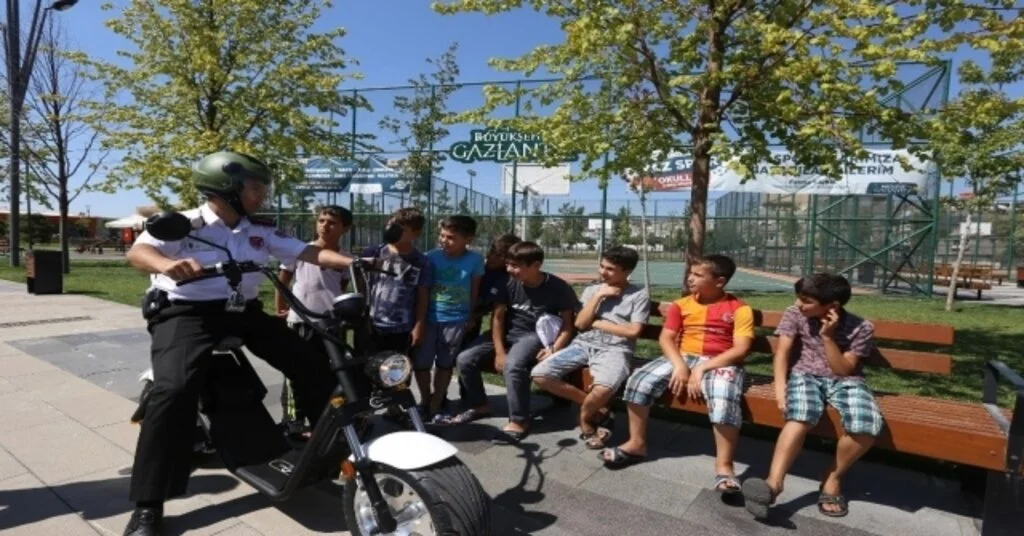 Millet Bahçesine Scooterli Güvenlik Görevlileri