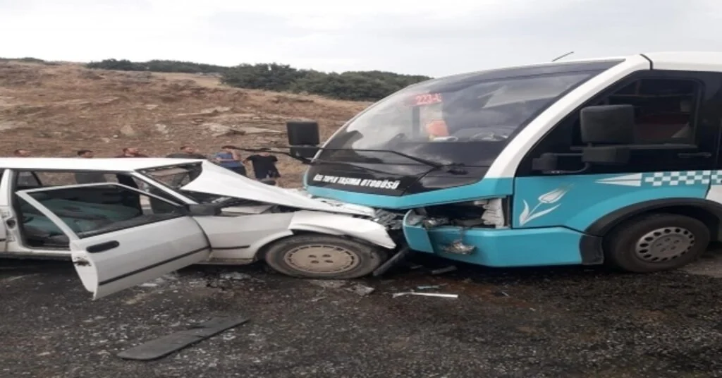 Minibüs İle Otomobil Kafa Kafaya Çarpıştı: 6 Yaralı