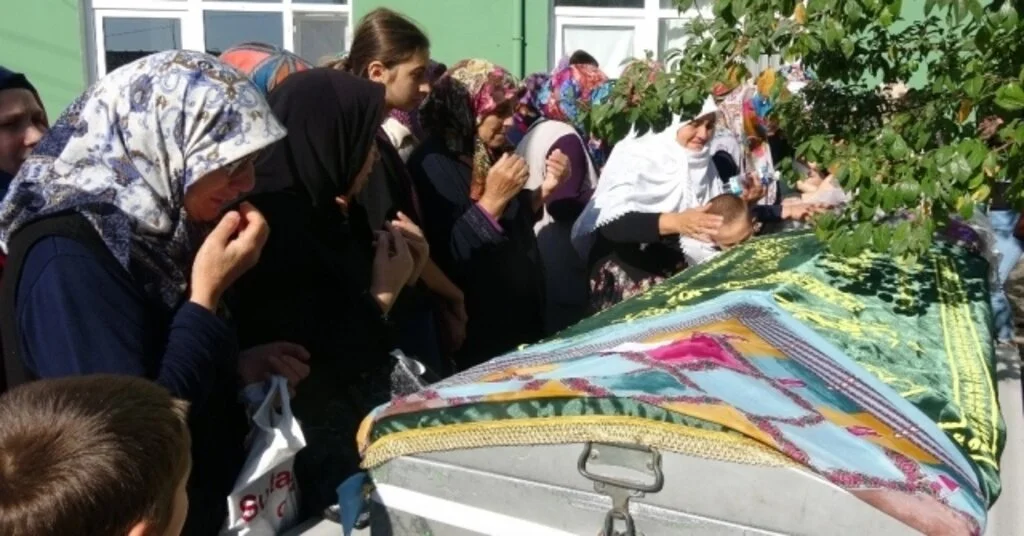 Minibüsün Altında Can Veren Anne Ve Kızı Son Yolculuğuna Uğurlandı