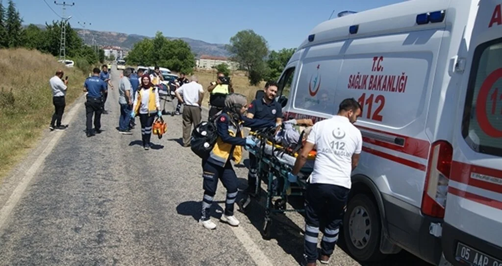 Motosiklet ile bisiklet çarpıştı: 2 yaralı