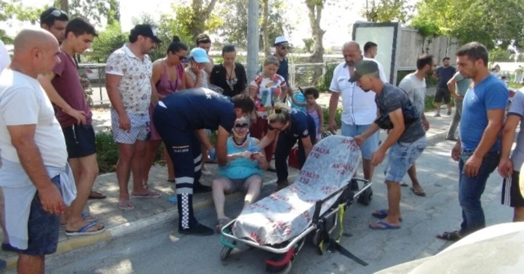 Motosiklet U Dönüşü Yapan Otomobile Çarpı: 1İ Ağır 2 Yaralı