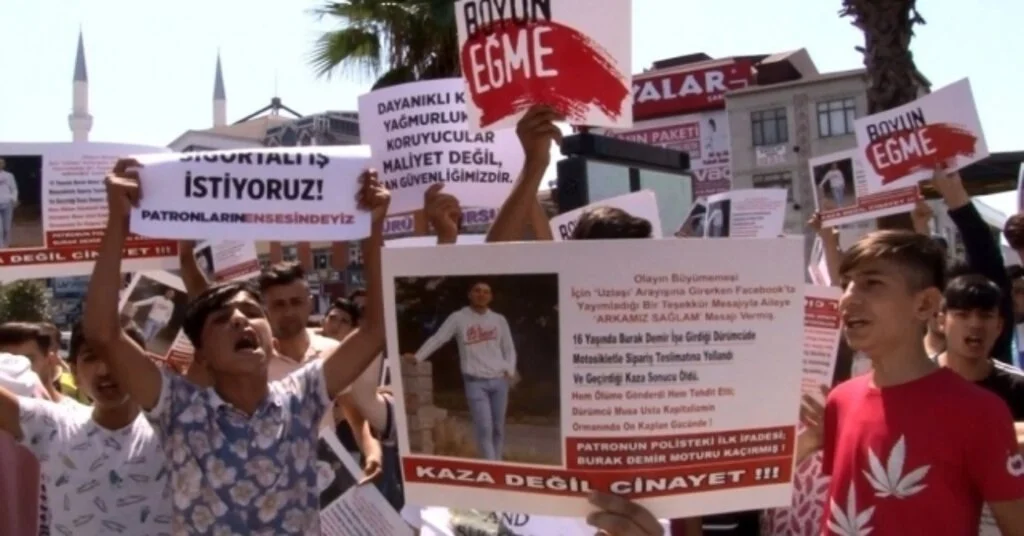 Motosikletle Tır Altında Ezilerek Hayatını Kaybeden Burak Demirin Ailesi Eylem Yaptı