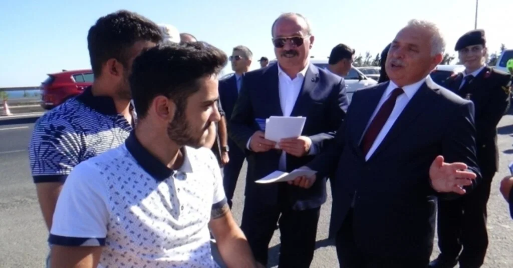 Motosikletli Kasksız Gençler Valiye Yakalandı