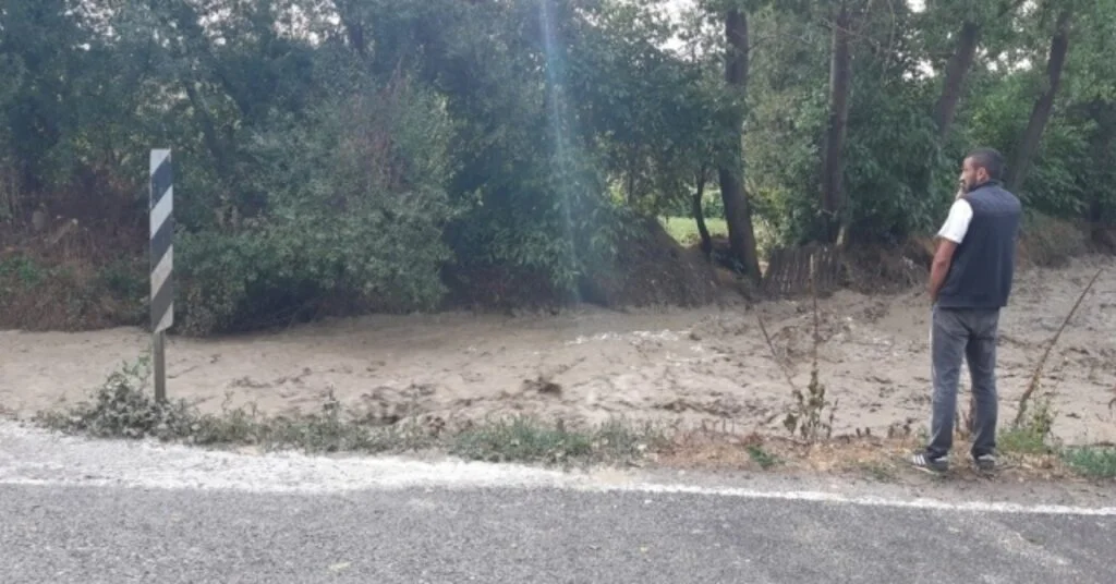 Nallıhanda Tarlaları Ve Yolları Sel Bastı