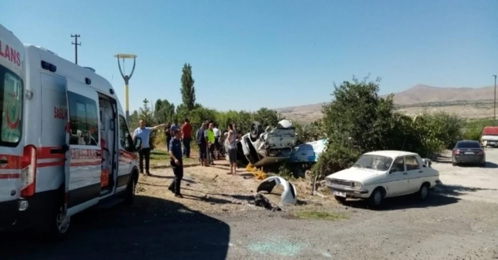 Nevşehirde Pikap Otomobile Çarptı: 4Ü Çocuk 8 Yaralı