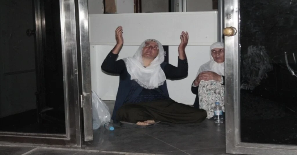 Oğlunun Hdpliler Tarafından Kaçırıldığını Öne Süren Anne, Hdp İl Binasında Oturma Eylemi Başlattı