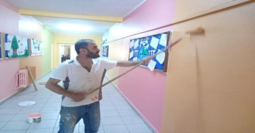Okul Müdürü Ve Yardımcısı Boya Fırçalarını Eline Aldı, Okulu 10 Bin Tllik Masraftan Kurtardı