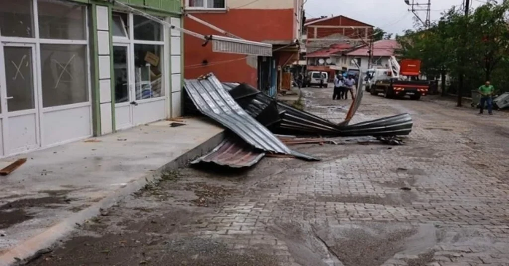Orduda Şiddetli Fırtına Ve Yağış Maddi Hasara Yol Açtı