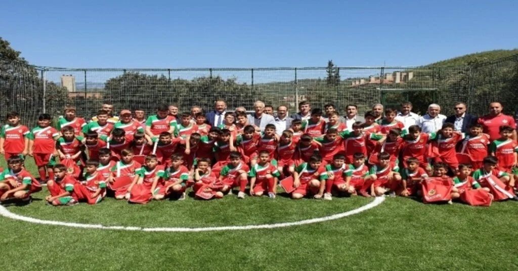 Orhaneli Belediyesinden Yaz Spor Okulu Öğrencilerine Forma