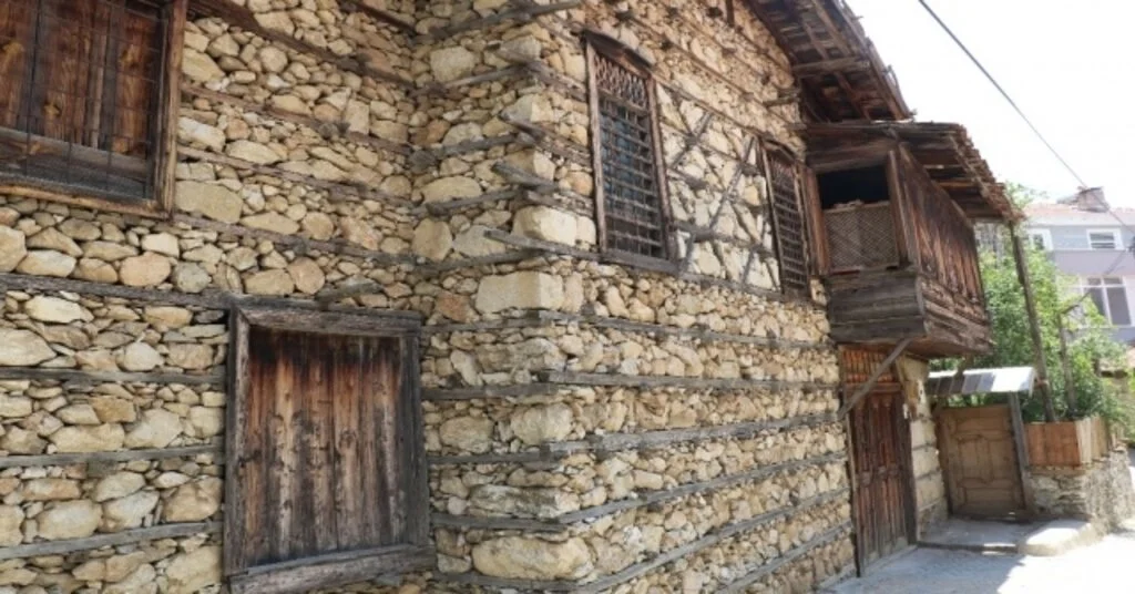 Ormananın Tarihi Düğmeli Evleri