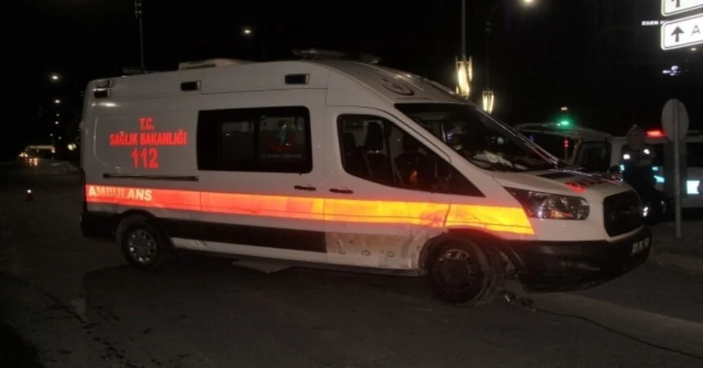 Otomobil Ambulansa Çarptı:2  Yaralı