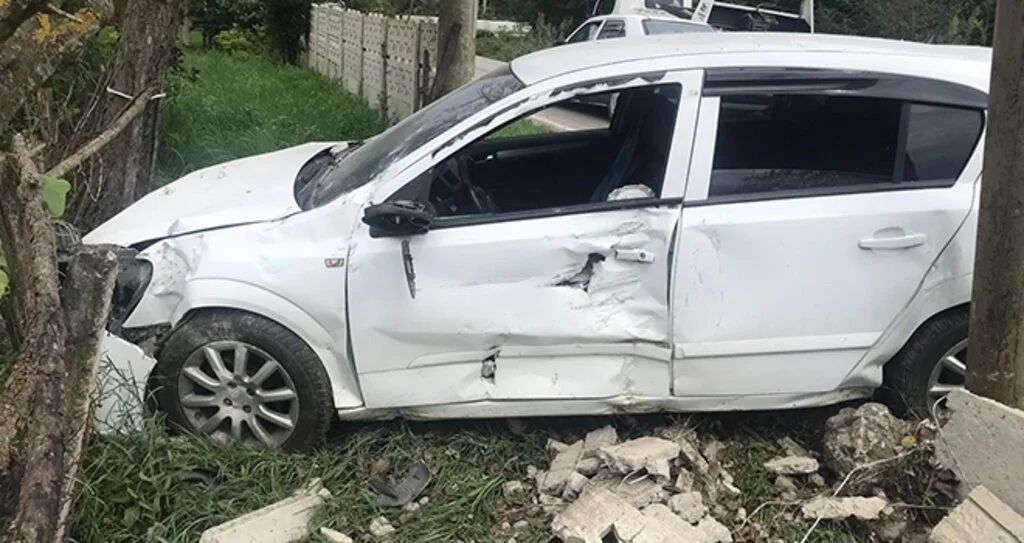 Otomobil bahçe duvarına çarptı: 1 yaralı