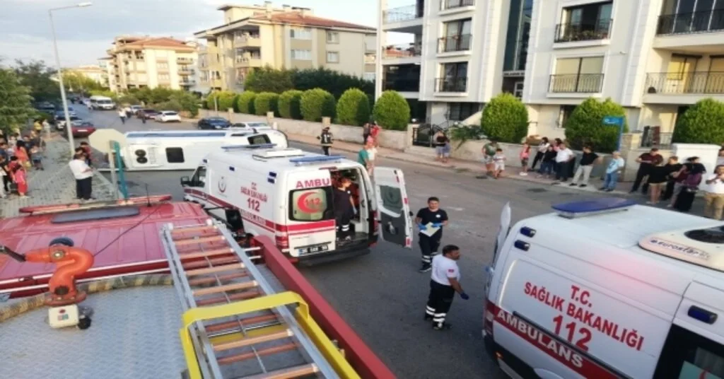 Otomobil İle Servis Aracı Çarpıştı: 4 Yaralı