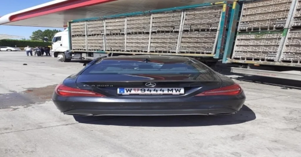 Otomobil, İstasyondan Benzin Alan Kamyonete Çarptı: 1 Yaralı