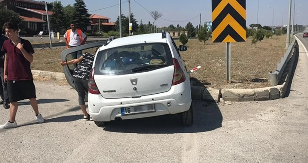 Otomobil kaldırıma çarptı : 2 yaralı 