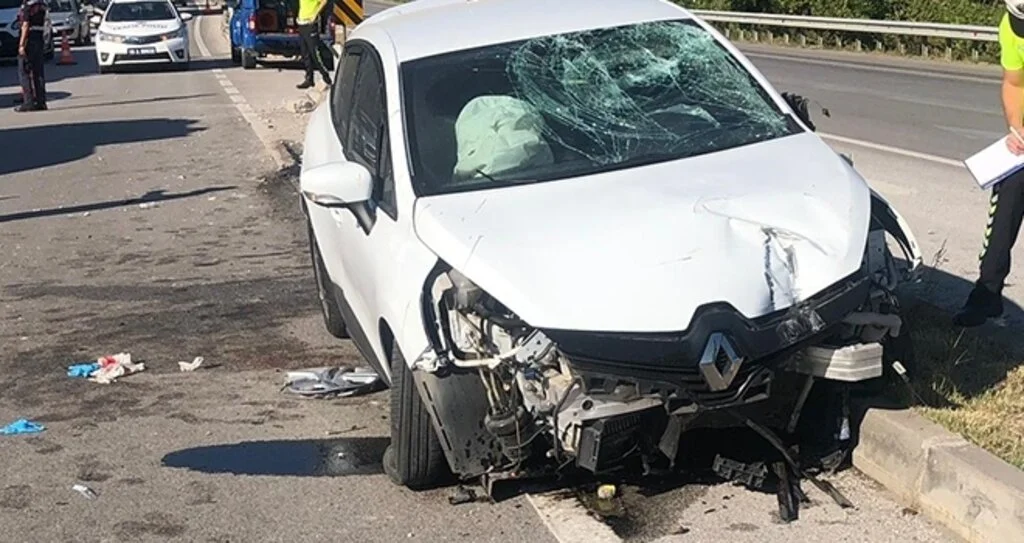 Otomobil refüje çarptı: 3 yaralı 