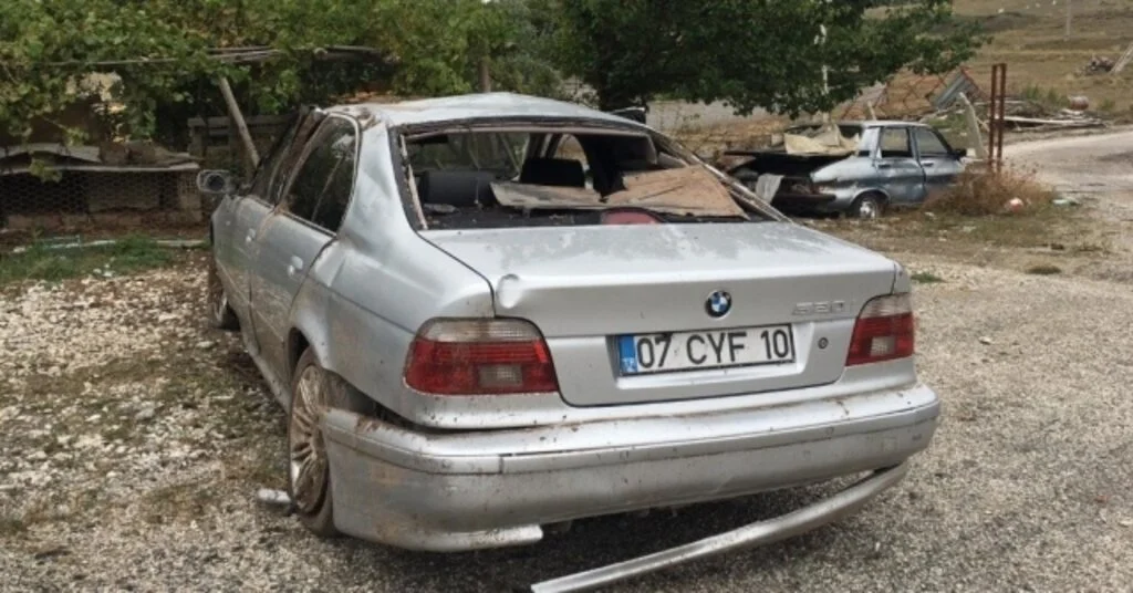 Otomobil Refüje Çarptı: 4 Yaralı