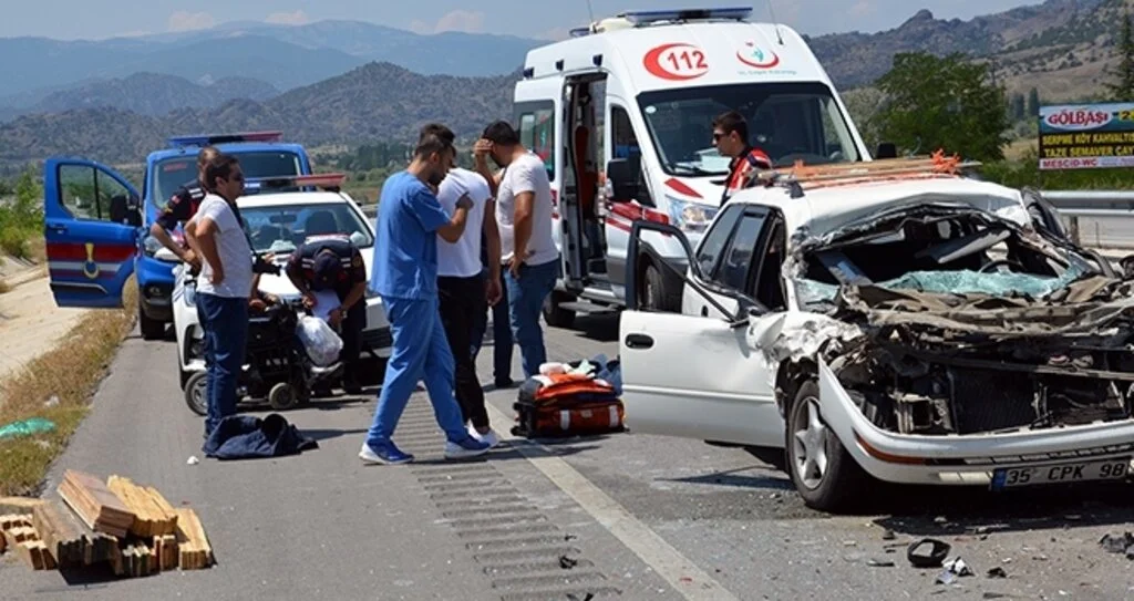 Otomobil tırın dorsesine çarptı: 3 yaralı 