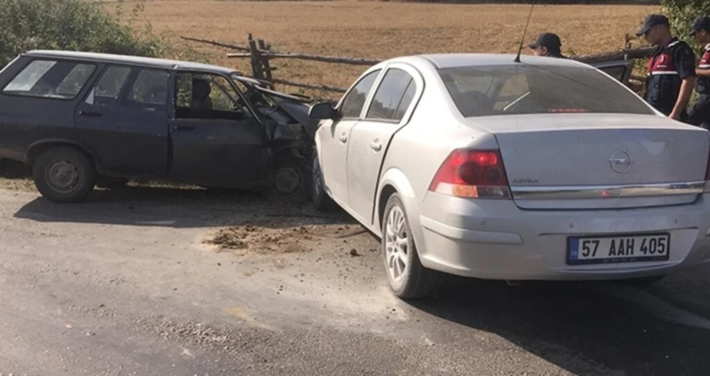 Otomobiller kafa kafaya çarpıştı: 6 yaralı 