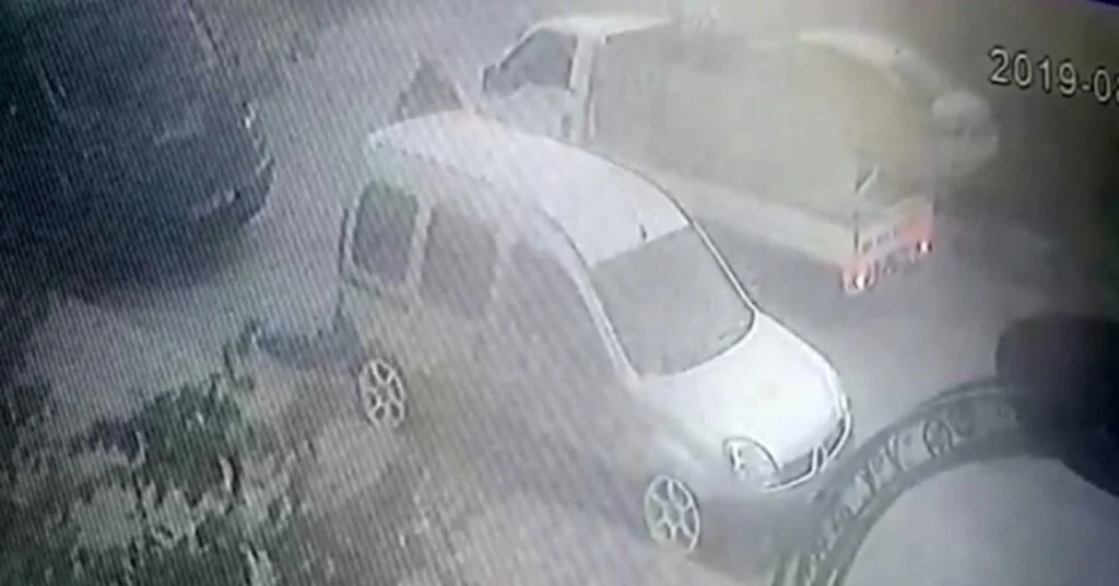 (Özel) Araçtan 5 Bin Liralık Ses Sistemini Çalan Hırsızlar Kamerada