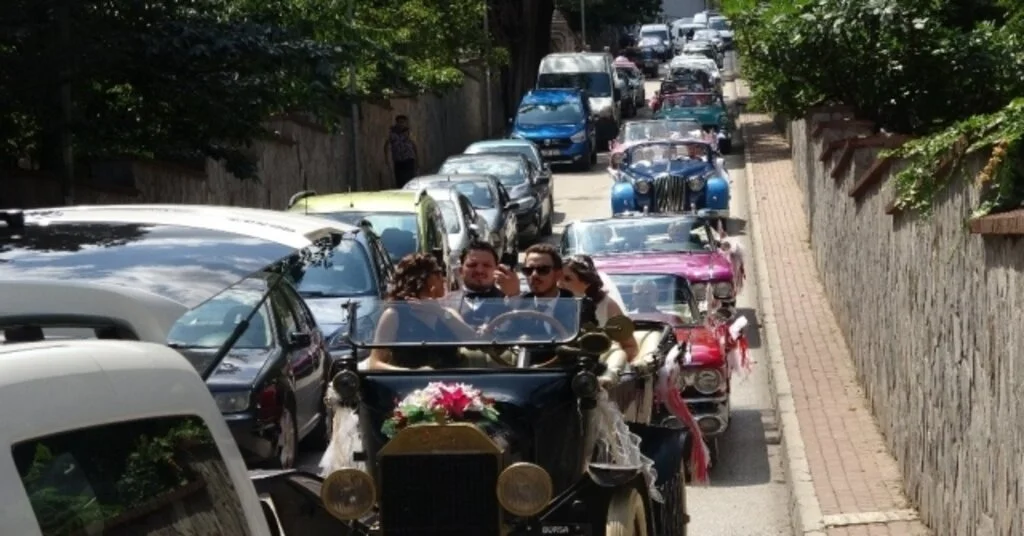 (Özel) Bu Düğün Konvoyu Görenleri Şaşkına Çevirdi...1915 Model Gelin Arabası
