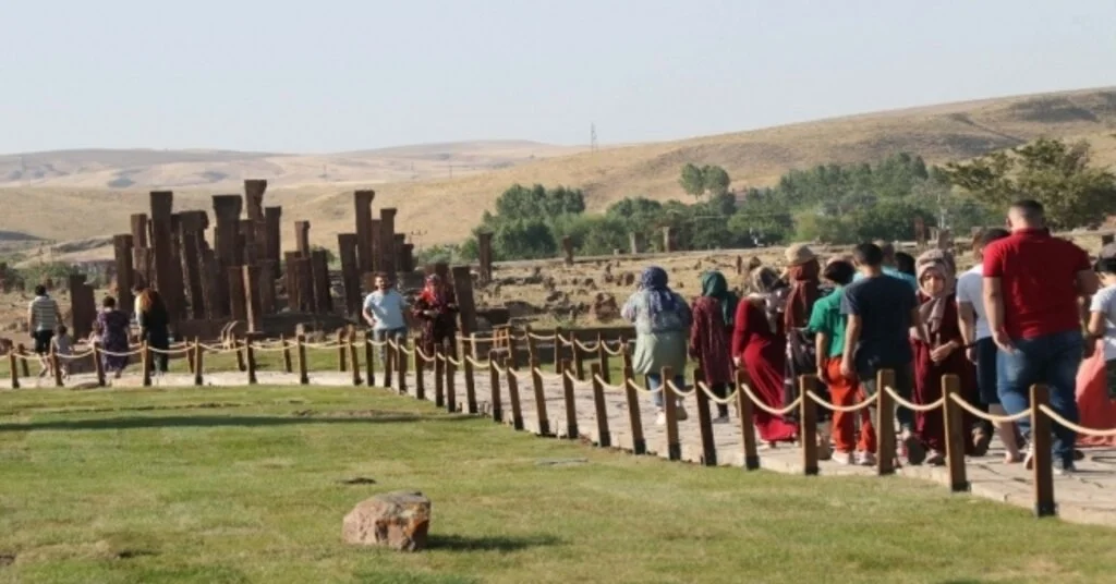 (Özel) Dünyanın En Büyük İslam Mezarlığına Bayramda Ziyaretçi Akını