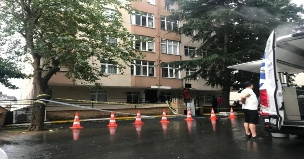 (Özel) Sarıyerde İki Ana Kolonu Patlayan 6 Katlı Bina Boşaltıldı