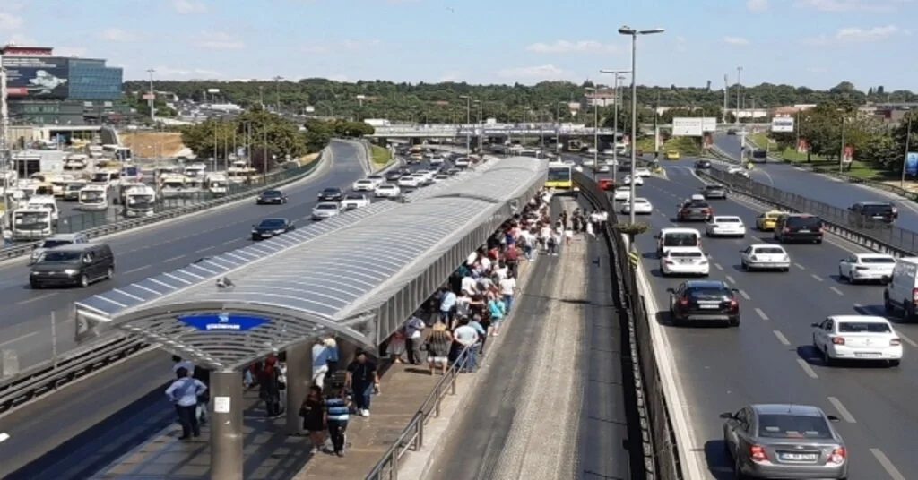 (Özel) Şirinevlerde Bir Genç Metrobüsün Altında Kaldı
